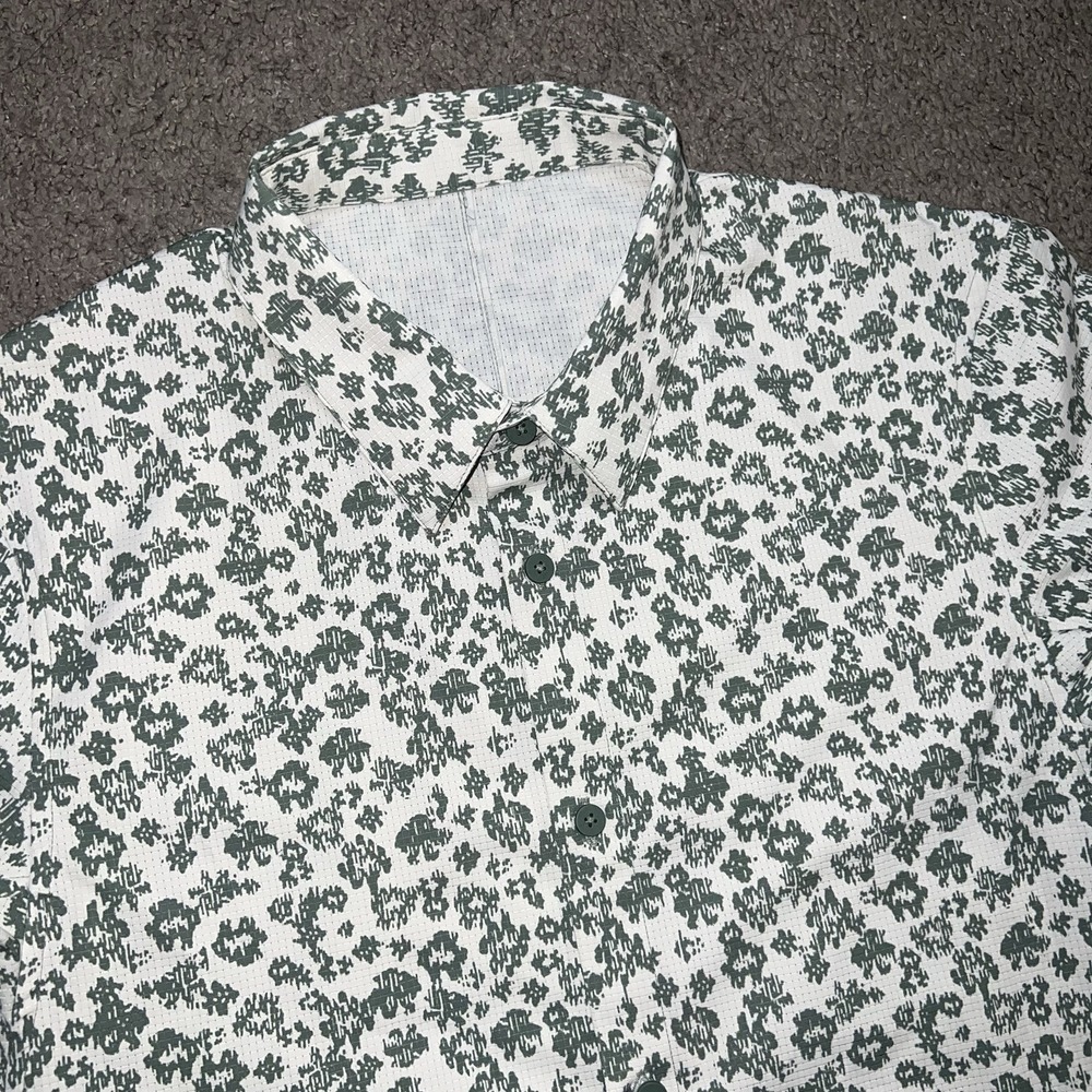 Lululemon Men's Airing Easy Button Up Shirt Floral Pattern Green Stretch Sz M/L